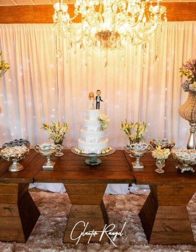 Mesa de bolo e doces decorada para Casamento em Bertioga