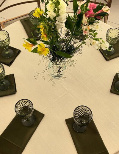 Mesa posta para decoração de casamento em Bertioga
